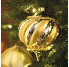Goudkleurige decoratieve kerstbal met gedraaid ontwerp aan een kerstboom