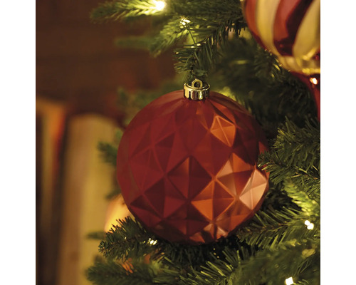 Versierde kerstboom met rode bal met geometrisch patroon