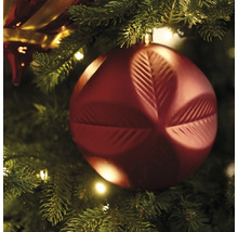 Kerstbal met bladmotief in de kerstboom