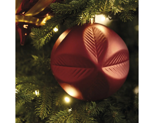 Kerstbal met bladmotief in de kerstboom