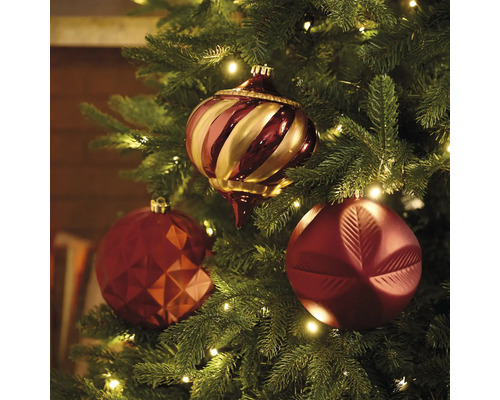 Versierde kerstboom met kerstballen