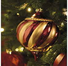 Versierde kerstbal met spiraalpatroon in de kerstboom