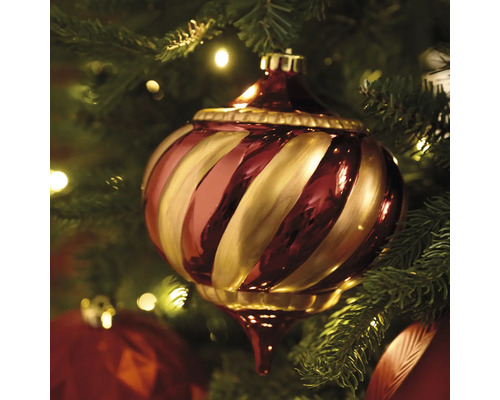 Versierde kerstbal met spiraalpatroon in de kerstboom