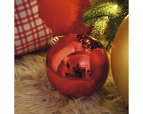 Kerstscène met kerstballen op een kleed