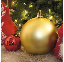Decoratieve kerstballen in goud en rood onder een kerstboom