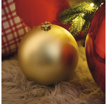 Decoratieve kerstbal op een zacht tapijt
