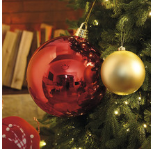 Kerstboom met rode en gouden kerstballen.