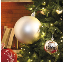 Close-up van een kerstboom met kerstballen en lichtjes