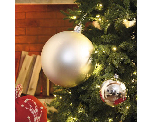 Close-up van een kerstboom met kerstballen en lichtjes
