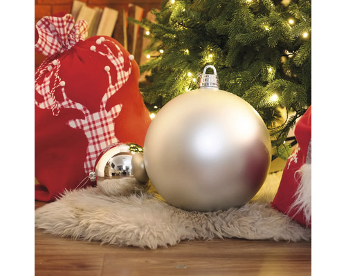 Decoratieve kerstscène met kerstballen en cadeauzak onder een kerstboom