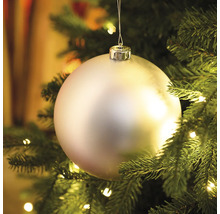 Zilverkleurige kerstbal in de kerstboom
