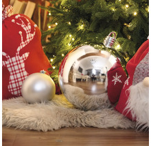 Decoratieve kerstballen onder een kerstboom met lichtjes en cadeaus