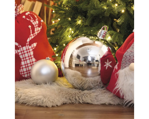 Decoratieve kerstballen onder een kerstboom met lichtjes en cadeaus