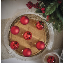 Decoratieve opstelling van kerstballen op een houten dienblad