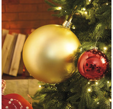 Close-up van een kerstboom met gouden en rode kerstballen