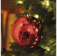Rode kerstbal in de kerstboom