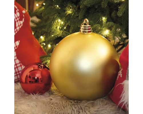 Grote goudkleurige kerstbal voor een kerstboom