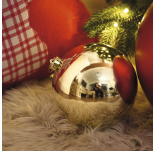 Decoratieve kerstballen op een zacht tapijt