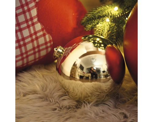 Decoratieve kerstballen op een zacht tapijt