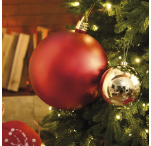 Kerstboom met rode en gouden kerstbal