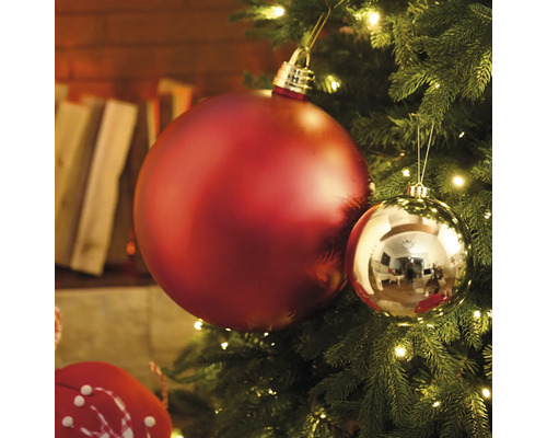 Kerstboom met rode en gouden kerstbal