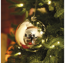 Kerstboom met goudkleurige kerstbal