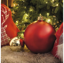 Versierde kerstboom met kerstballen en versieringen