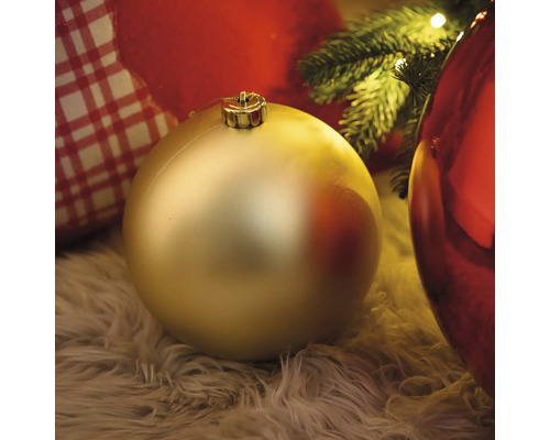 Decoratieve kerstbal op een tapijt