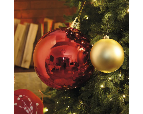 Close-up van rode en gouden kerstballen in de kerstboom