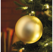 Gouden kerstbal hangt in de kerstboom