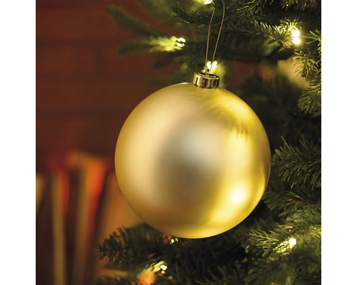 Gouden kerstbal hangt in de kerstboom