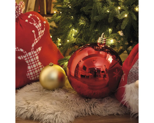 Decoratieve kerstscène met kerstballen, een zak met cadeaus en kerstverlichting onder een kerstboom