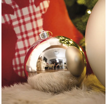 Kerstballen op een tapijt