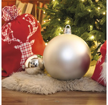 Kerstdecoratie met boom, ballen en cadeautas