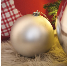 Decoratieve kerstbal op een tapijt