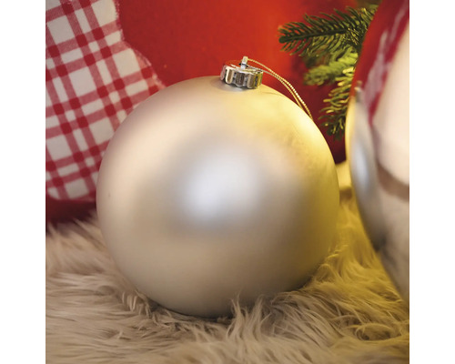 Decoratieve kerstbal op een tapijt