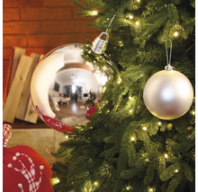 Kerstboom versierd met kerstballen en verlichting