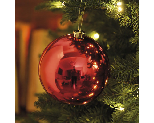 Rode kerstbal in de kerstboom