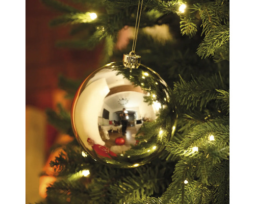 Gouden kerstbal in de kerstboom