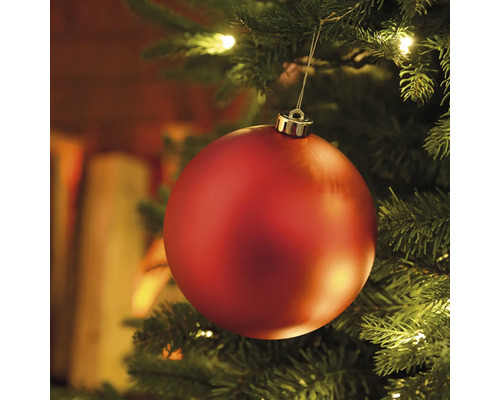 Rode kerstbal in de kerstboom