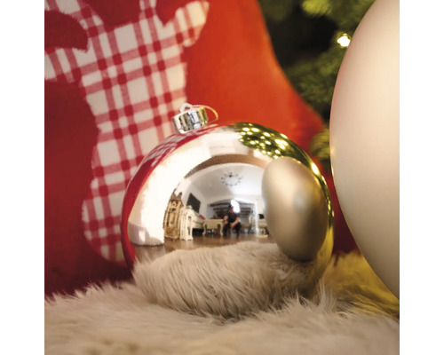 Kerstdecoratie met kerstballen op een zacht oppervlak