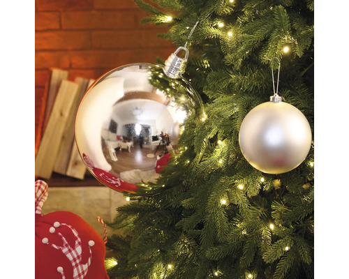 Versierde kerstboom met kerstballen en lichtjes