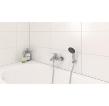 Badkamer met ligbad, kraan en handdouche, plus zeep en shampoo