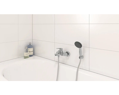 Badkamer met ligbad, kraan en handdouche, plus zeep en shampoo