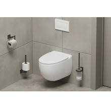 Moderne badkamer met wandcloset, toiletpapierhouder, toiletborstel en bedieningspaneel