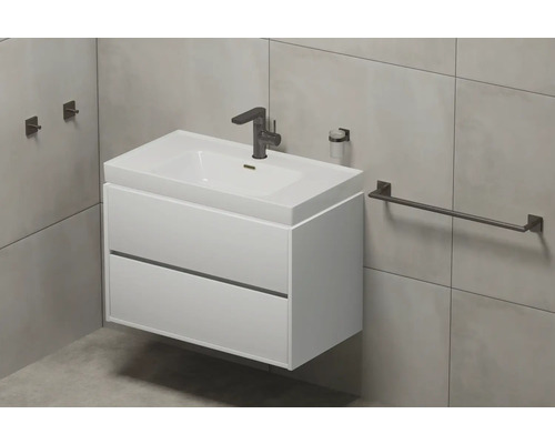 Badkamer met wastafelonderkast, kraan, handdoekhouder, zeepdispenser en haken