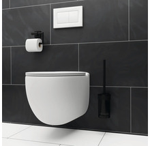 Wandcloset met toiletborstel, reservoir en toiletpapierhouder in een badkamer