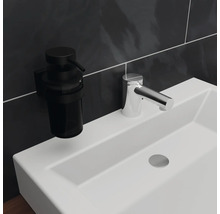 Wastafel met kraan en zeepdispenser