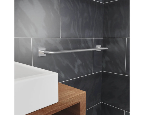 Badkamerweergave met handdoekhouder aan de muur