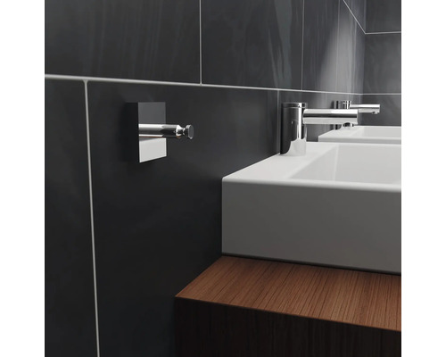 Badkamer met wastafels, kranen en handdoekhaken